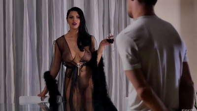 Slut Kira Queen kpọrọ onye agbata obi ya maka tii na iberibe ya na tebụl nri abalị